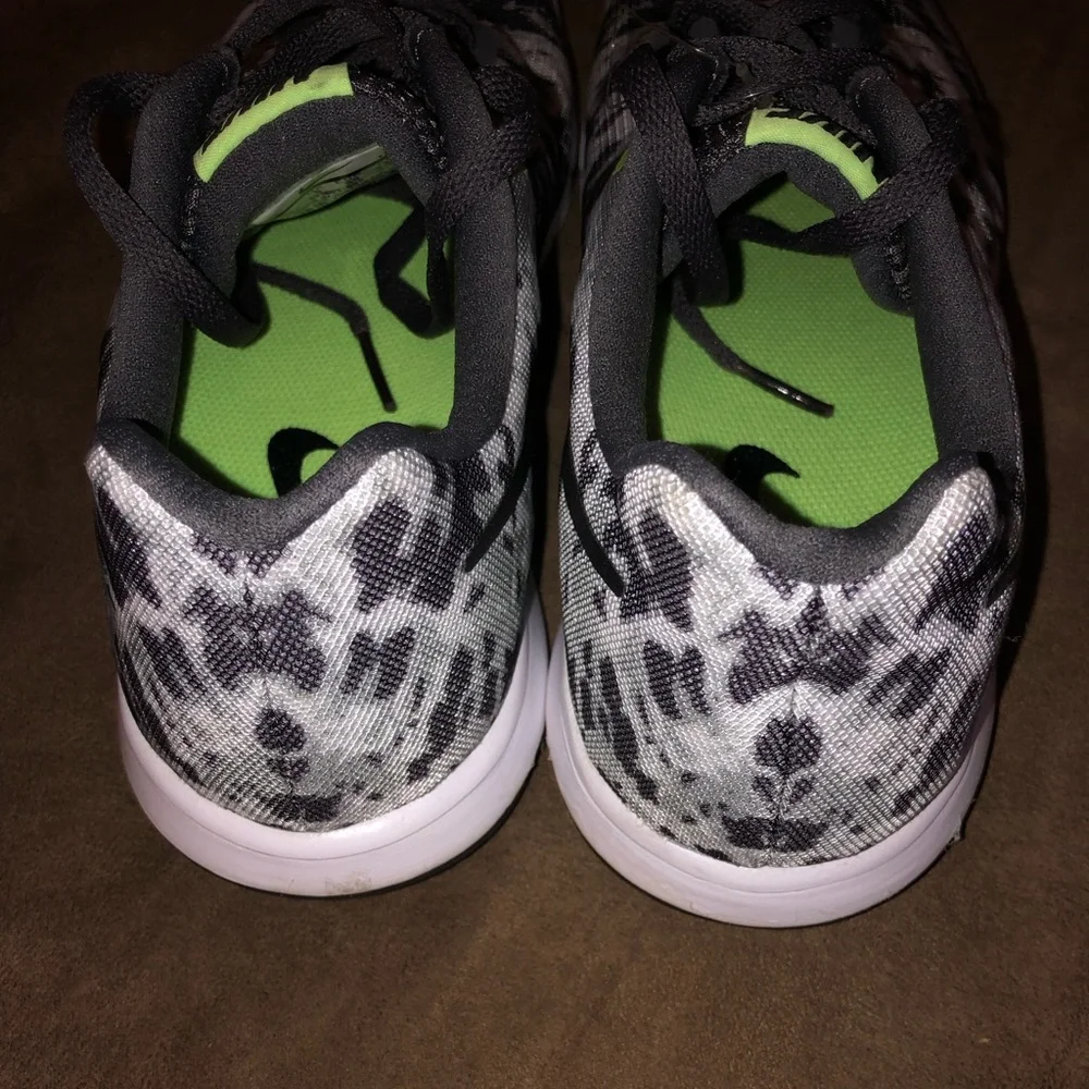 Tennis shoes - Picture 3 of 5